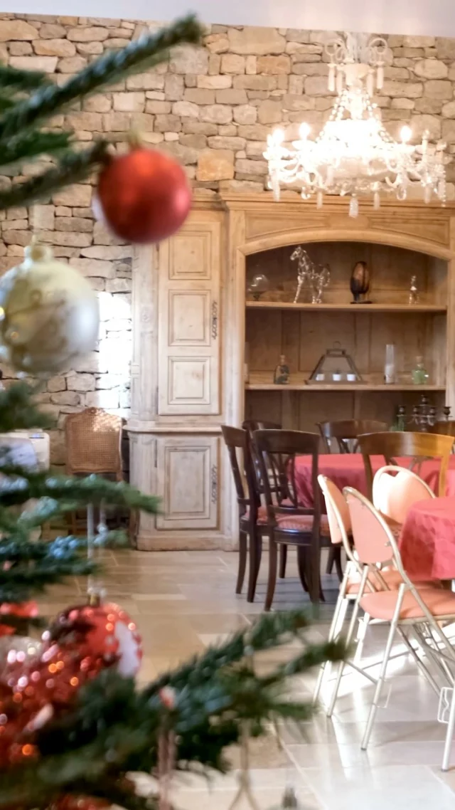 ⎜Un séminaire de fin d’année au Domaine ✨Le week-end dernier, toute l’équipe du @domaine_de_sourbil et celle de notre agence @mapetitetoscane se sont réunies pour accueillir leur dernier séminaire de 2024. 💼Une belle collaboration pour transformer le Domaine en un lieu chaleureux et fonctionnel, pensé pour le confort et le bien-être des équipes. 🗝️ Pour cet événement, les 4 gîtes supplémentaires ont été privatisés, et chaque chambre a été préparée selon les besoins : twin, single… tout était prêt pour répondre aux attentes des collaborateurs. Côté organisation, petits-déjeuners gourmands, dîners festifs et moments de détente étaient au rendez-vous, dans des espaces soigneusement décorés pour l’occasion. 👉 Et selon la demande : un sapin de Noël scintillant 🎄, une tireuse à bière artisanale de @laberluebieres 🍻, et même un coin DJ ont été mis en place ! 🎶📍 Le Domaine de Sourbil, c’est bien plus qu’un cadre magnifique. C’est un lieu où chaque détail est pensé, que ce soit pour des retrouvailles familiales, un anniversaire, une cousinade, et même un séminaire professionnel ou une session de team-building… Selon vos envies, nous préparons les espaces, organisons vos repas, et pouvons vous mettre en contact avec des prestataires de confiance pour des animations ou des soirées mémorables.📩 Et si votre prochaine réunion professionnelle se déroulait ici ? Contactez-nous pour en discuter et organiser votre moment ✨☀︎☀︎☀︎𝗟𝗘 𝗗𝗢𝗠𝗔𝗜𝗡𝗘 𝗗𝗘 𝗦𝗢𝗨𝗥𝗕𝗜𝗟 𝗔𝗖𝗖𝗨𝗘𝗜𝗟𝗟𝗘 :💼 Évènements professionnels ⎜Séminaires ⎜Team-building…👰‍♀️ Évènements privés ⎜Mariages ⎜Anniversaires ⎜Baptêmes🌻 Vacances en famille ou entre amis🔗 Pour 𝗲𝗻 𝘀𝗮𝘃𝗼𝗶𝗿 𝗽𝗹𝘂𝘀 sur le domaine et réserver, rendez-vous sur domainedesourbil.comPour toute question supplémentaire, 𝗰𝗼𝗻𝘁𝗮𝗰𝘁𝗲𝘇-𝗻𝗼𝘂𝘀 en DM 💌 ou par téléphone au 📞 07 81 05 00 00🗝️ Gestion digitale @mapetitetoscane, disponible 24/7______________________________🎥 by @infinitygraphic_tarn#domainedesourbil #saintantoninnobleval #seminaireentreprise